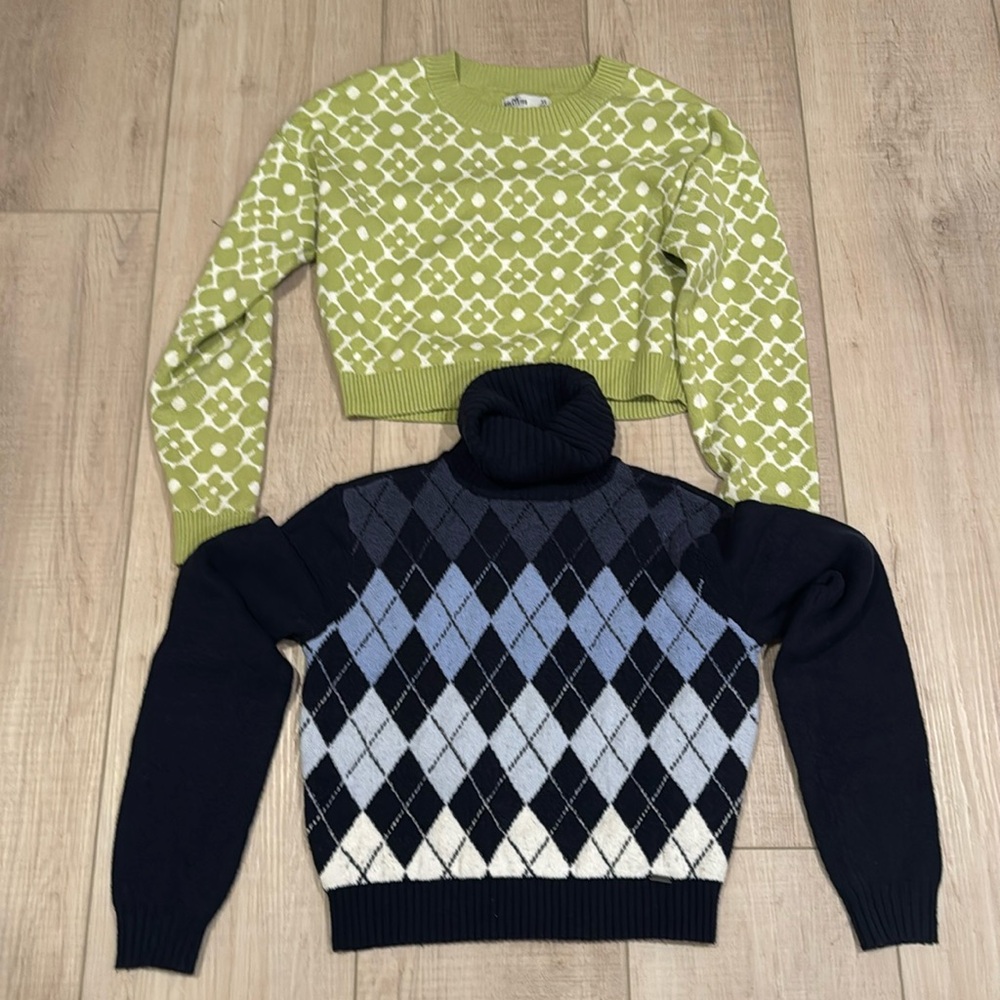 2 Hollister Sweaters size XS